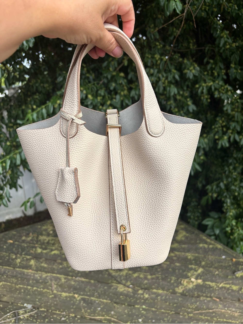 New beige Summer bucket bag w/lock
